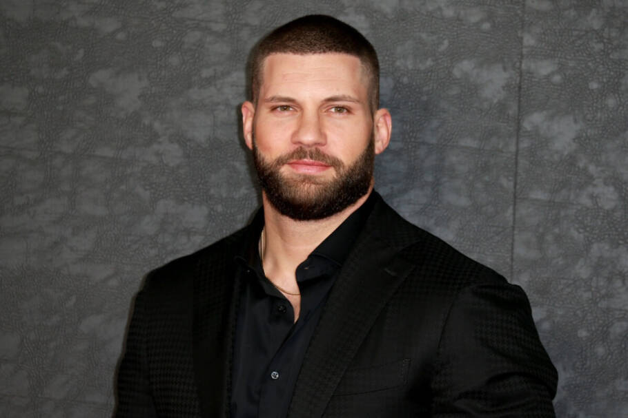 A combinação entre buzz cut e barba cheia modelada transmite confiança (Imagem: Fred Duval | Shutterstock)