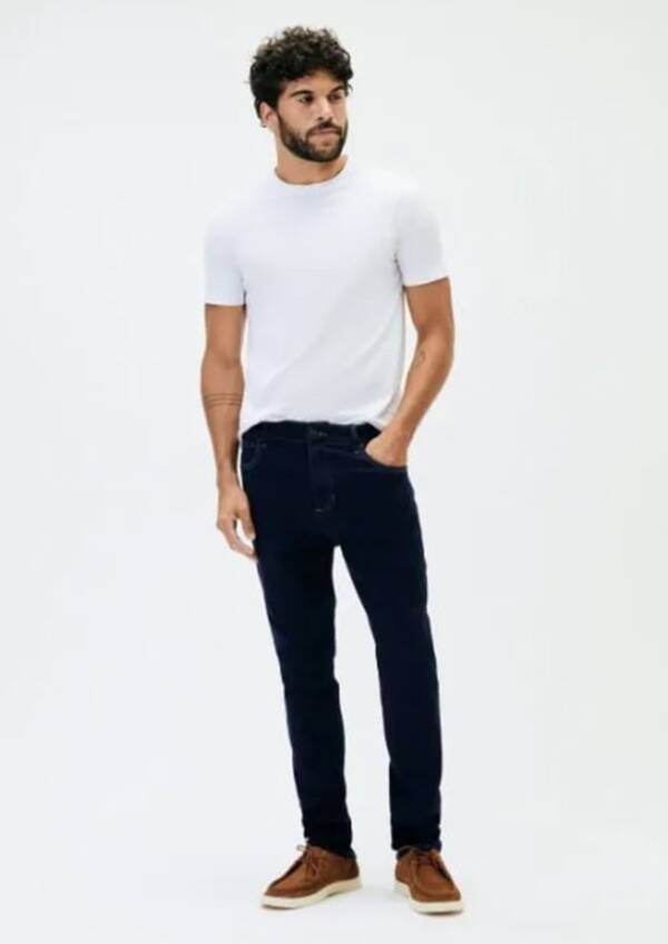 Esse modelo skinny com cintura média custa R$113,99 no Mercado Livre