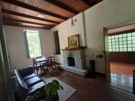 Interior da Abrigo Casa de Pedra, que tem capacidade para receber até 8 pessoas