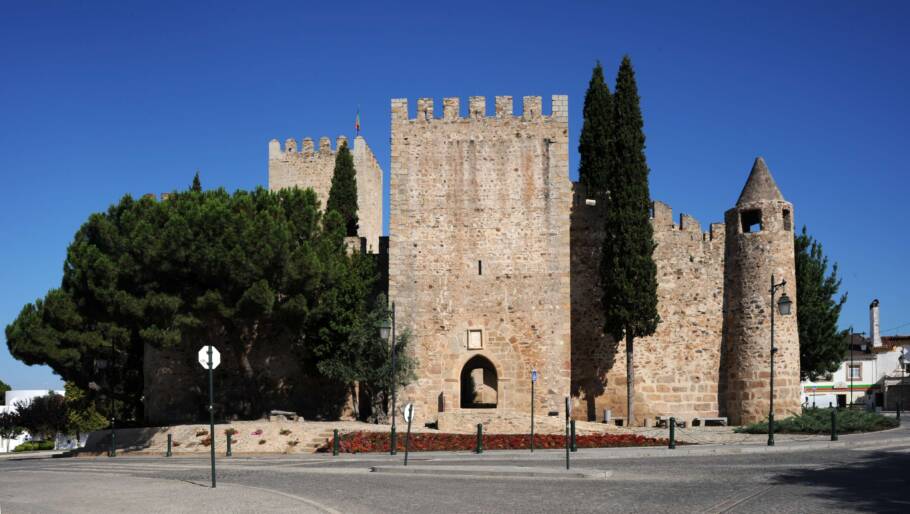 As imponentes muralhas do Castelo de Alter do Chão