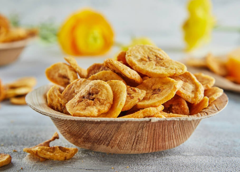 Chips de banana feitos na airfryer ficam sequinhos e crocantes