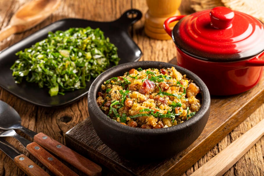 Feijão tropeiro, uma das iguarias da cozinha mineira