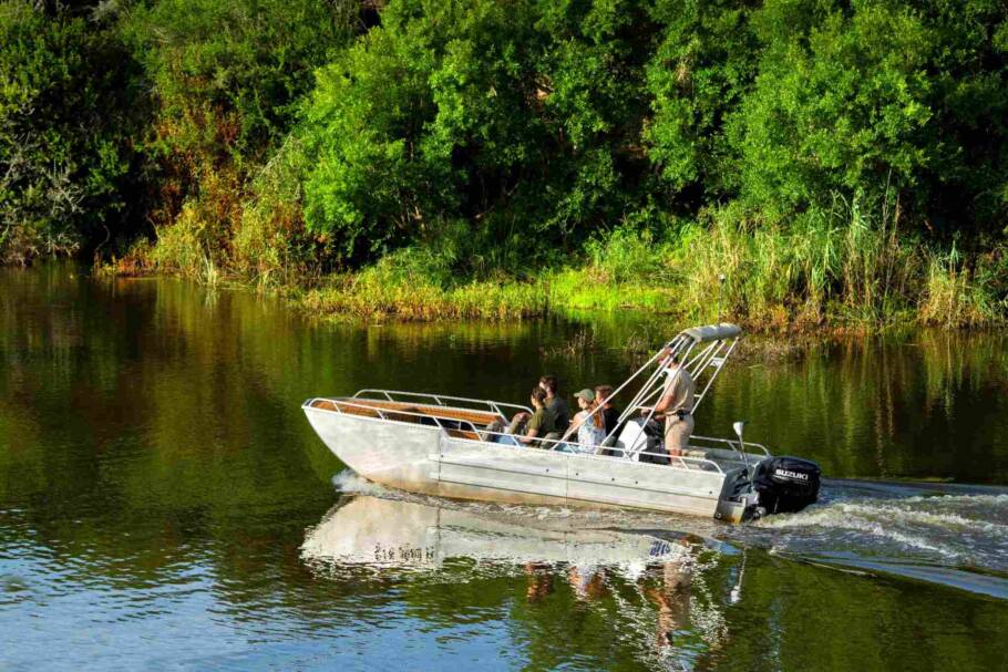 Passeio de barco pelo rio Bushman’s é uma das atividades oferecidas