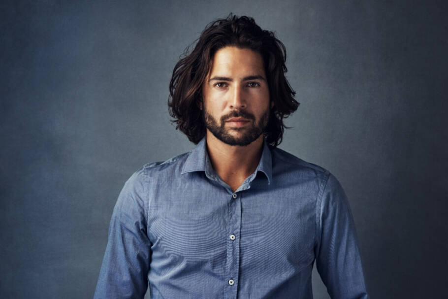 O corte longo desconectado e a barba média oferecem estilo ao visual (Imagem: PeopleImages | Shutterstock)