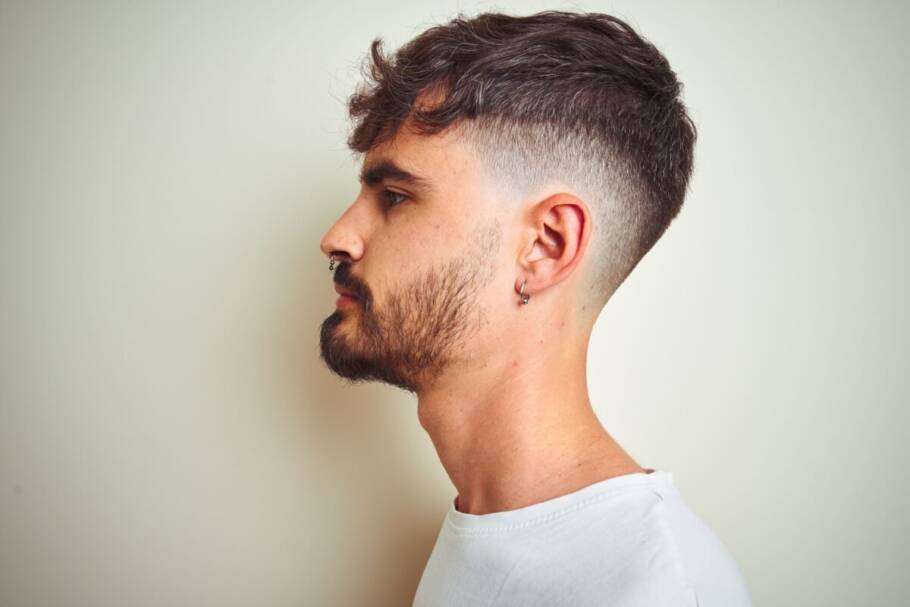 O corte médio texturizado e a barba curta alinhada equilibram estilo e praticidade (Imagem: Krakenimages.com | Shutterstock)