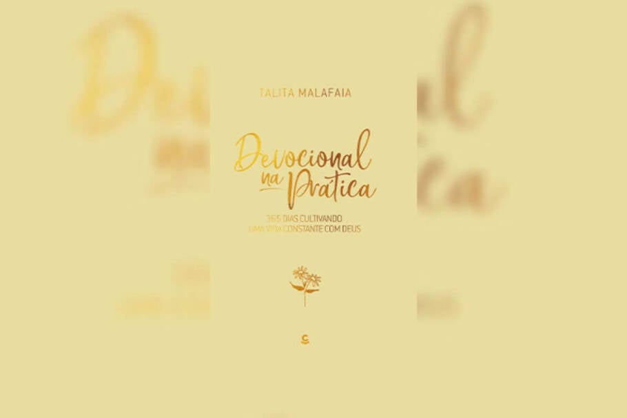 Capa do livro "Devocional na Prática", com o nome em dourado e duas flores da mesma cor em baixo. Fundo bege-escuro