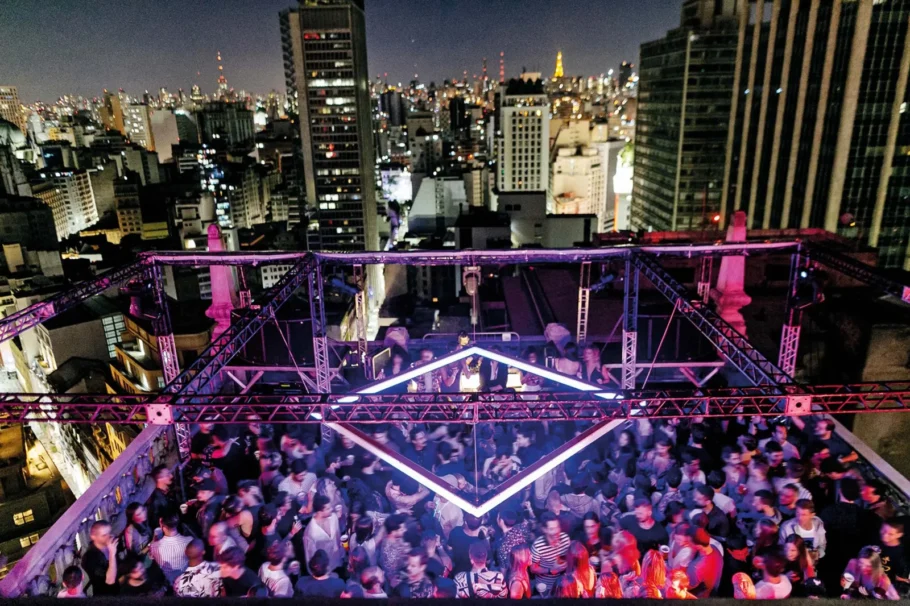 Balada no topo do Edifício Martinell, na região central de São Paulo