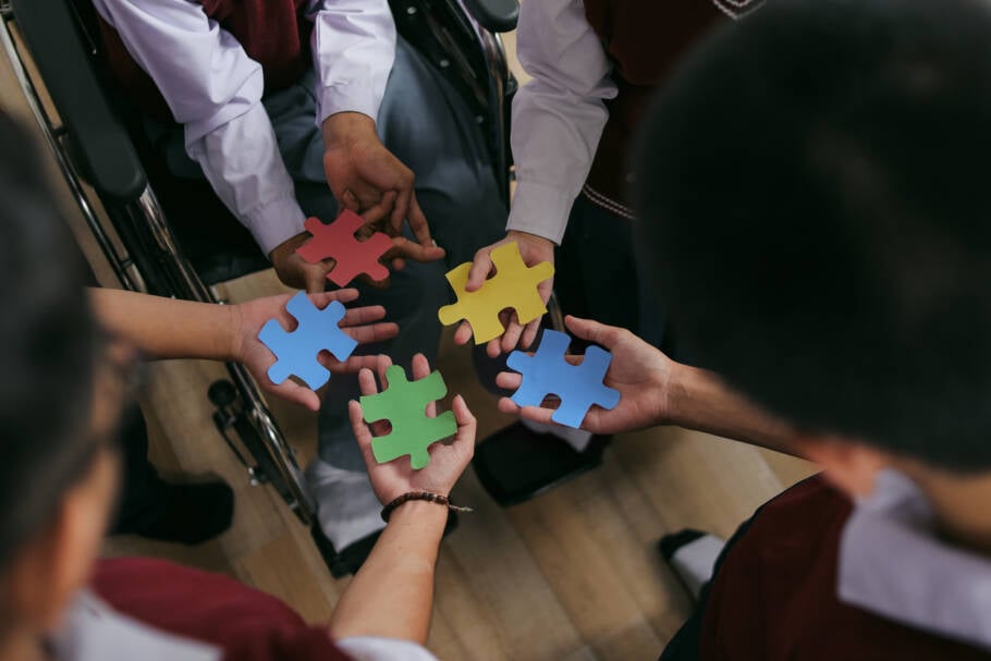 Inclusão escolar exige políticas consistentes e práticas que garantam igualdade de acesso e participação