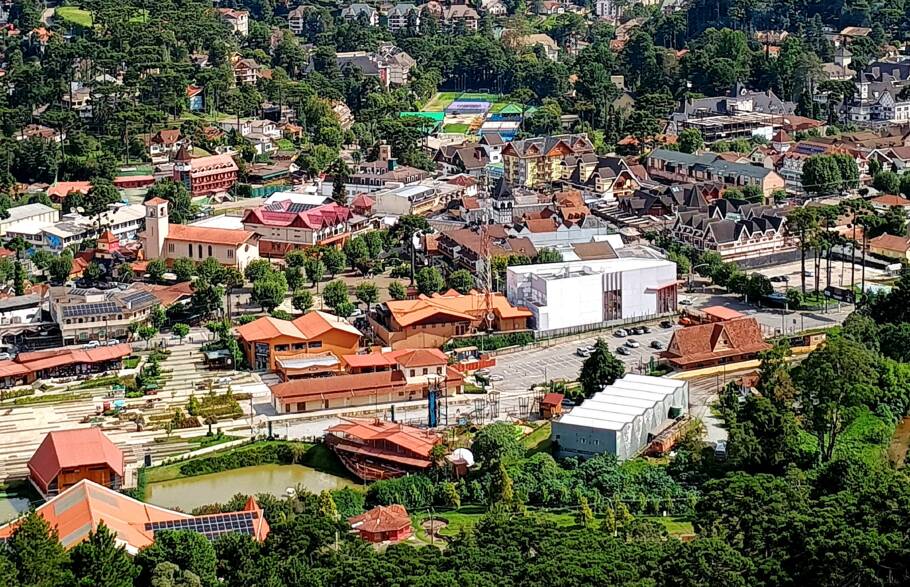Vista panorâmica do bairro de Capivari, área mais turística de Campos do Jordão