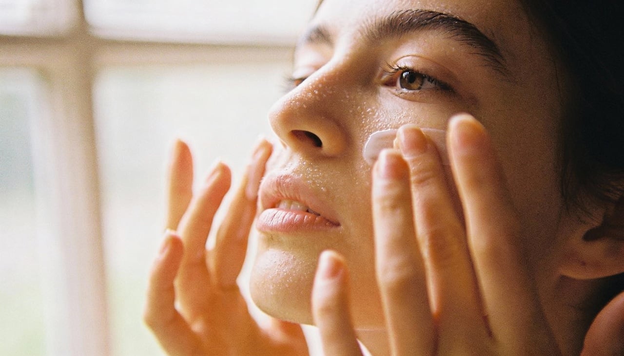 Para conseguir o efeito de “rosto levantado”, todos os movimentos devem ser feitos de baixo para cima e de dentro para fora