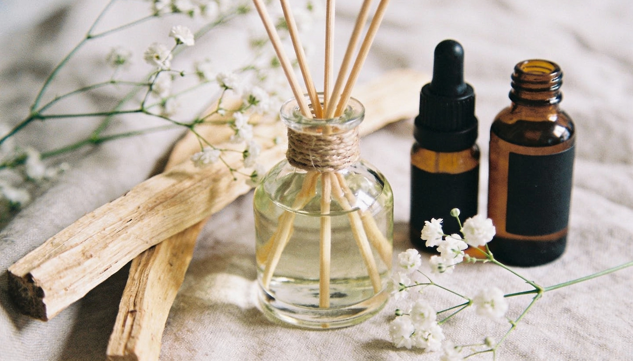 O preparo de um difusor caseiro que fixa bem o perfume começa pela escolha correta dos ingredientes