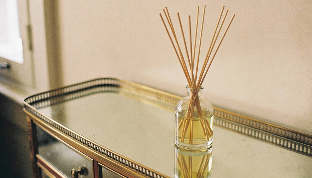 O preparo de um difusor caseiro que fixa bem o perfume começa pela escolha correta dos ingredientes