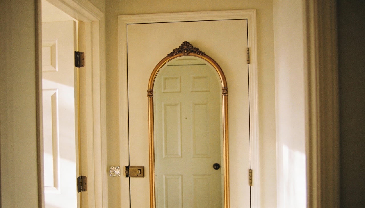 O macete consiste em usar elementos que quebram a frequência negativa assim que alguém atravessa o batent