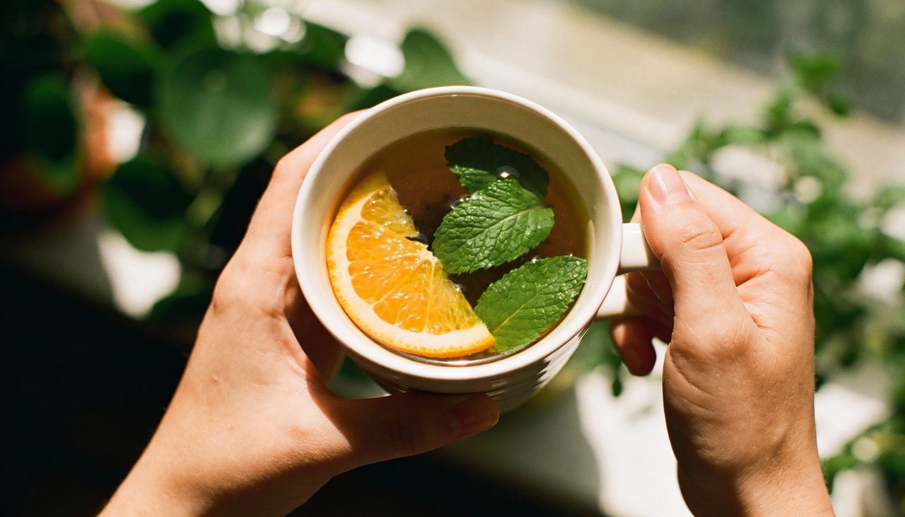 Entre os chás energizantes mais usados para disposição, destacam-se preparos com gengibre, canela, cravo, hortelã e laranja