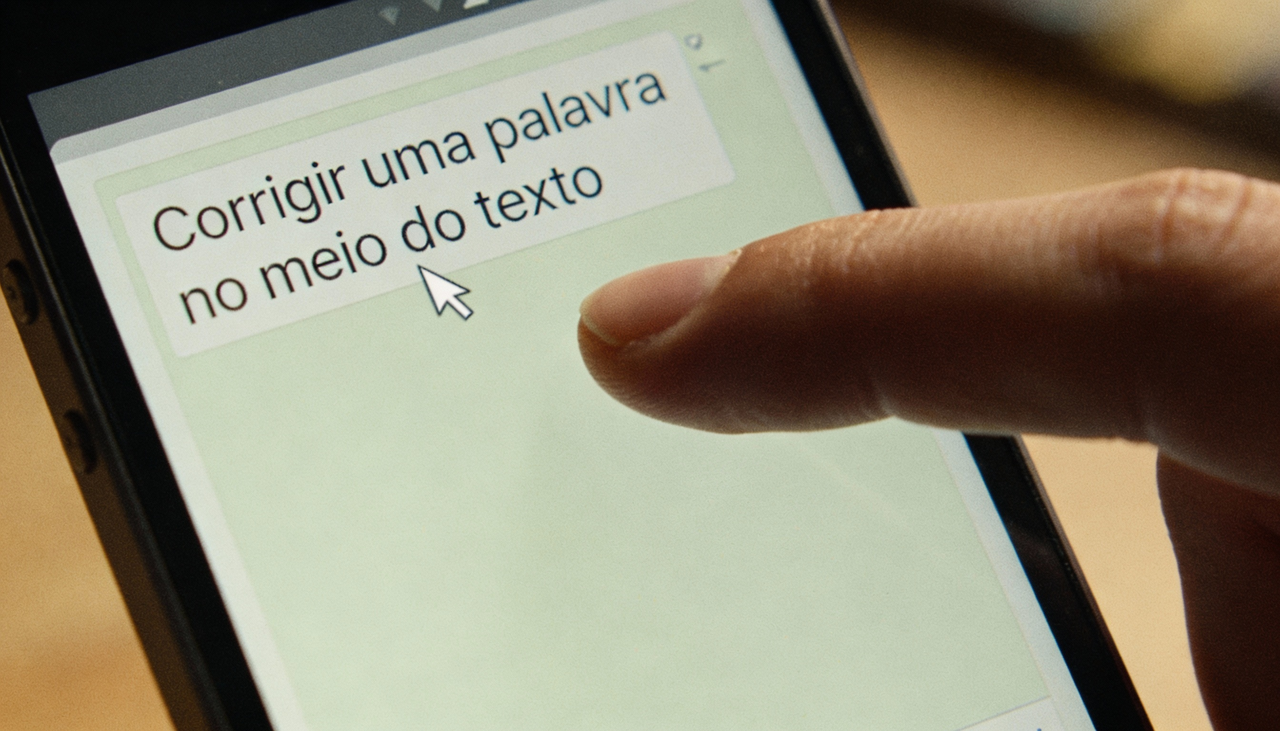 Tentar posicionar o cursor de texto tocando diretamente sobre a palavra errada costuma ser frustrante