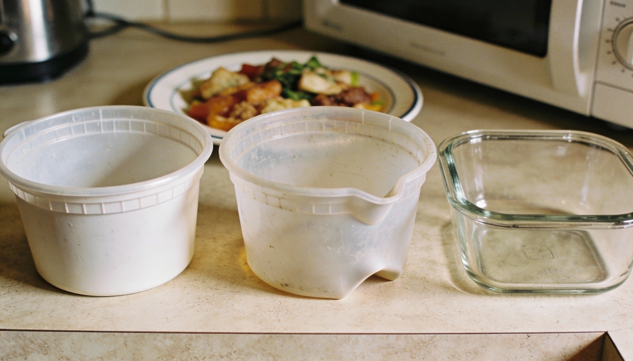 Um dos principais malefícios associados ao uso prolongado do micro-ondas é o aquecimento de alimentos em recipientes plásticos inadequados