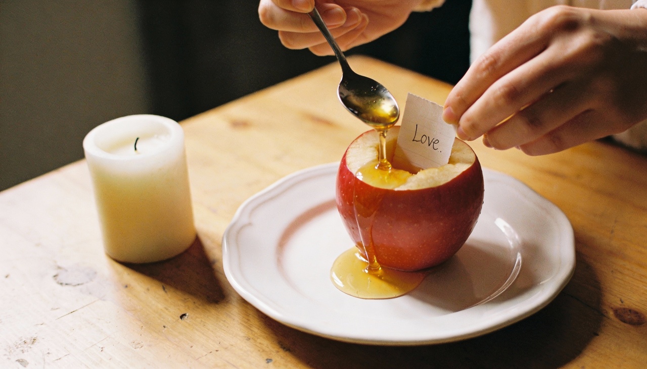 Em muitas linhas esotéricas e de magia popular, recomenda-se observar a fase da lua antes de realizar o ritual