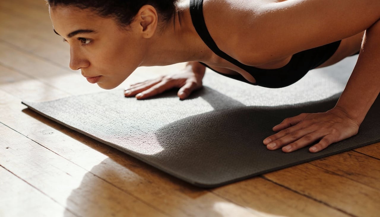 Prancha isométrica, abdominal bicicleta e dead bug representam trio completo que ativa reto abdominal, oblíquos e transverso simultaneamente