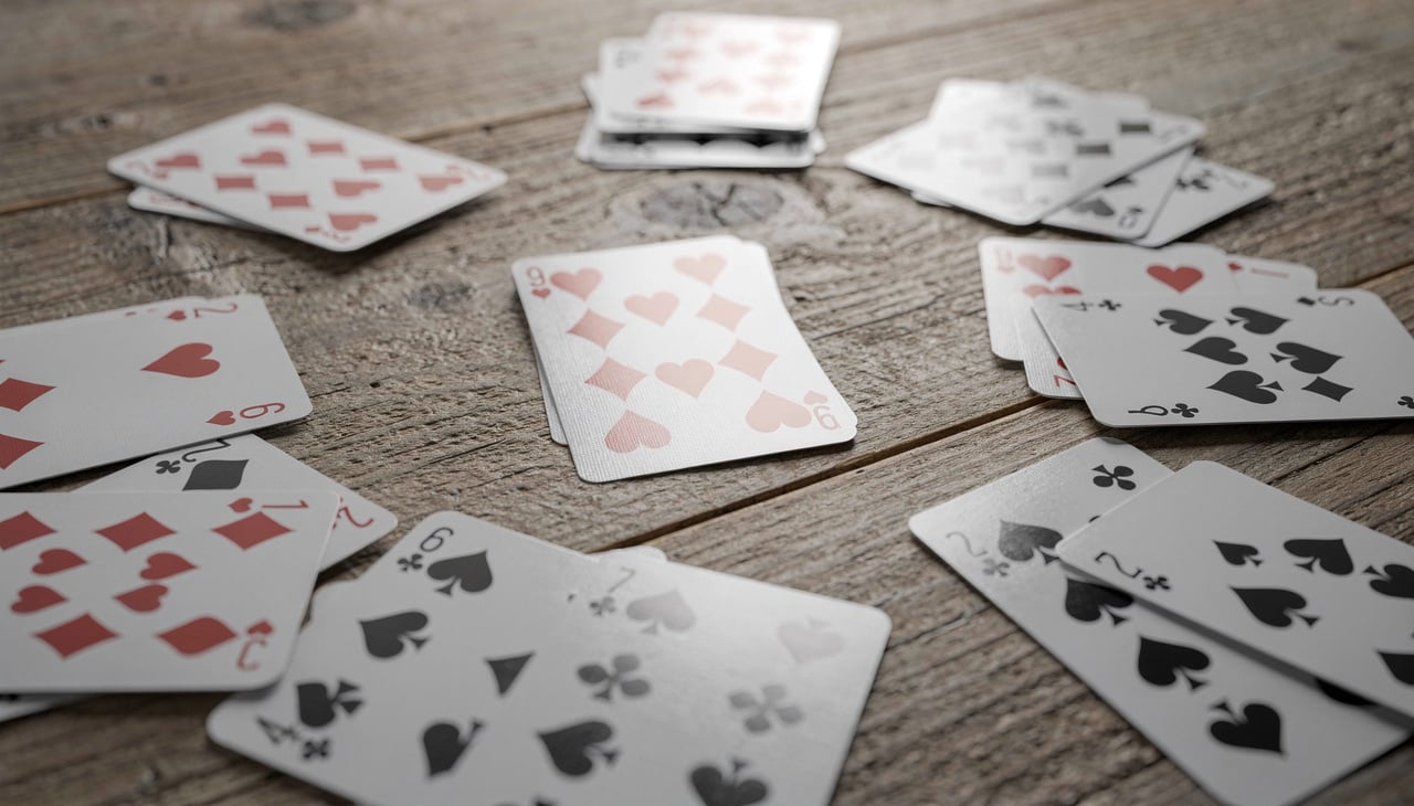 Cada naipe do baralho tradicional representa uma área específica da nossa vida, facilitando a interpretação imediata