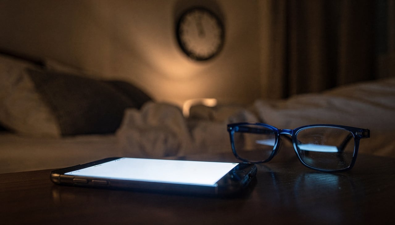 Para o cérebro, a luz forte emitida por celulares e computadores sinaliza que ainda é dia, o que acaba atrasando o início do sono