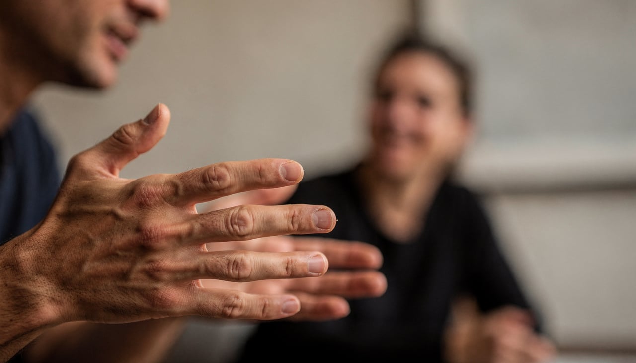 Na psicologia, os gestos integram um sistema de comunicação não verbal que pode complementar ou até substituir a fala