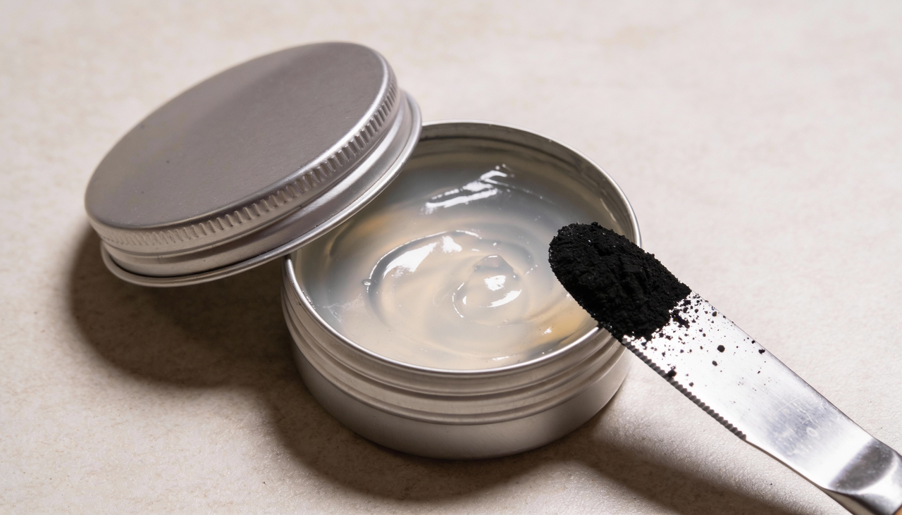 A máscara peel-off de carvão ativado é um preparado caseiro que seca sobre a pele e forma um filme flexível removido em uma única camada