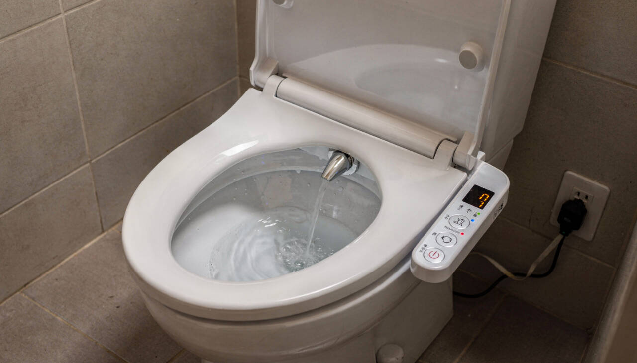 Trocar o papel por sistemas de lavagem com água oferece vantagens que vão muito além da simples economia financeira