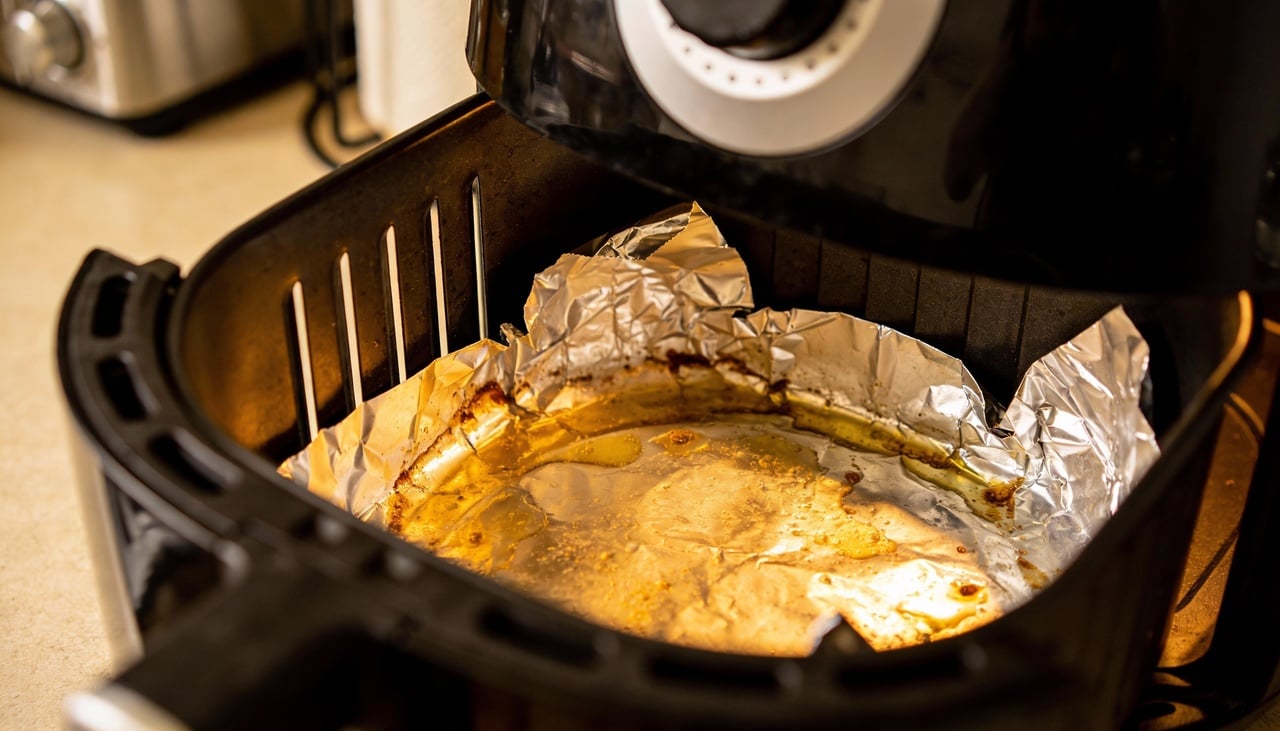 A principal razão para evitar papel alumínio na Air Fryer está ligada ao bloqueio da circulação de ar