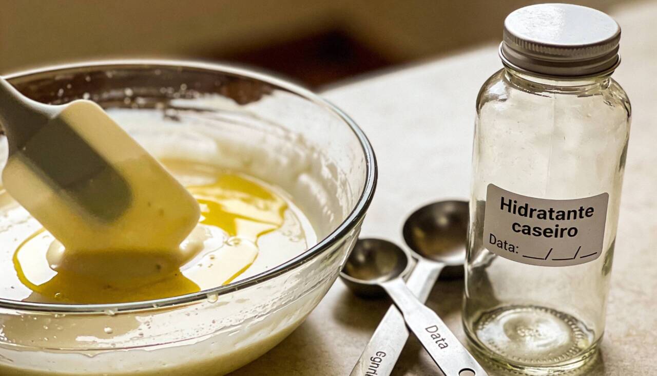 O hidratante corporal com óleos naturais de baixo custo é uma mistura simples de ingredientes que tem como objetivo principal manter a pele macia