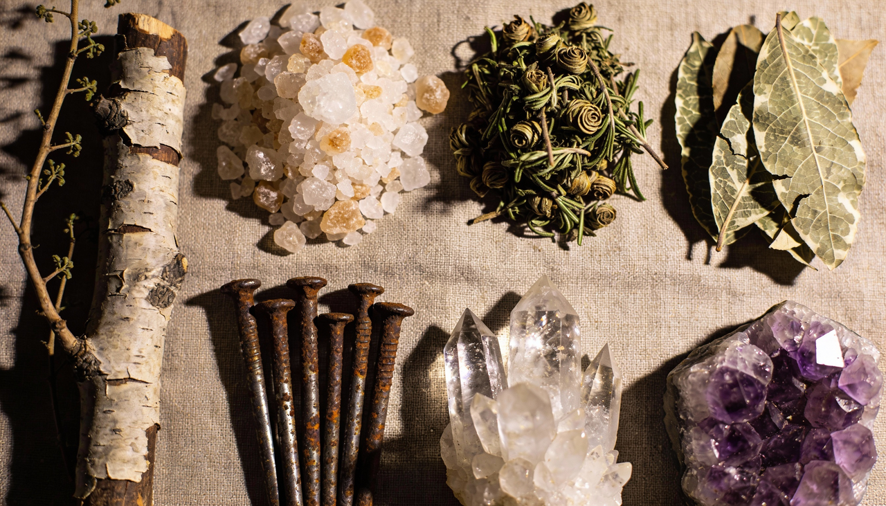 Ao longo dos anos, a montagem dessas garrafas foi sendo adaptada a diferentes contextos culturais e espirituais