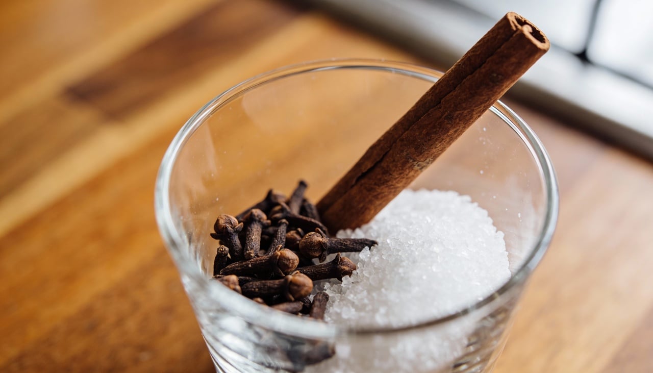 Existem várias versões da simpatia do cravo e canela contra inveja, mas a maioria segue um padrão básico de preparo e uso