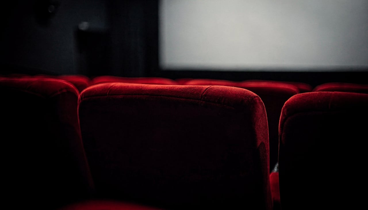 Você sabia por que as poltronas em quase todos os cinemas do mundo são "vermelhas"?