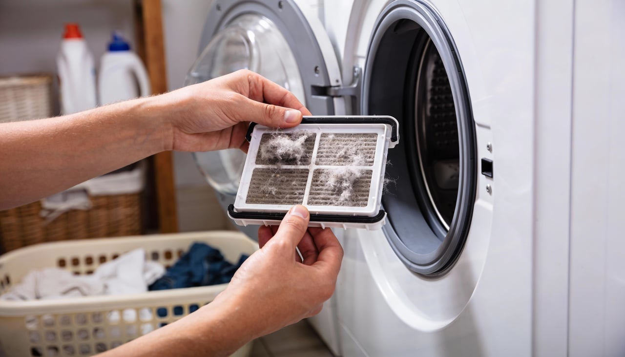 Quando o filtro está sujo ou entupido, fiapos, pequenos resíduos e até objetos esquecidos nos bolsos podem ficar circulando na água