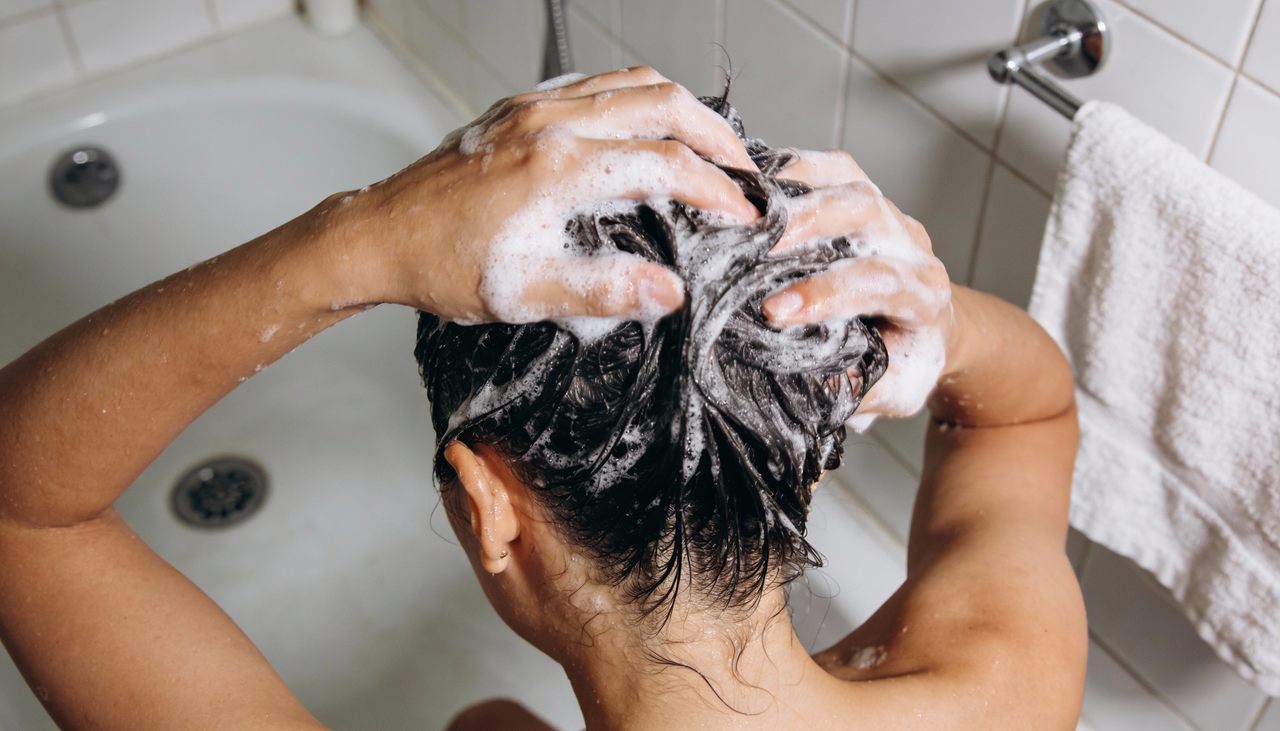 Um roteiro simples ajuda a organizar a rotina de quem deseja aprender como lavar o cabelo corretamente