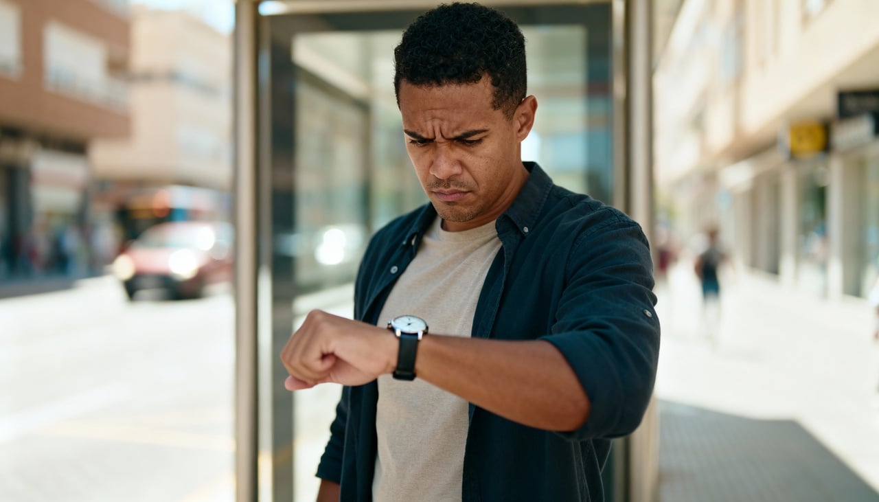 Alguns especialistas interpretam pontualidade como forma de exercer poder sutil sobre outras pessoas forçadas a esperar