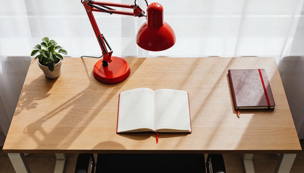 Para o Feng Shui, cada canto da sua mesa representa uma área da vida, e o setor do sucesso fica logo à sua frente, no centro superior