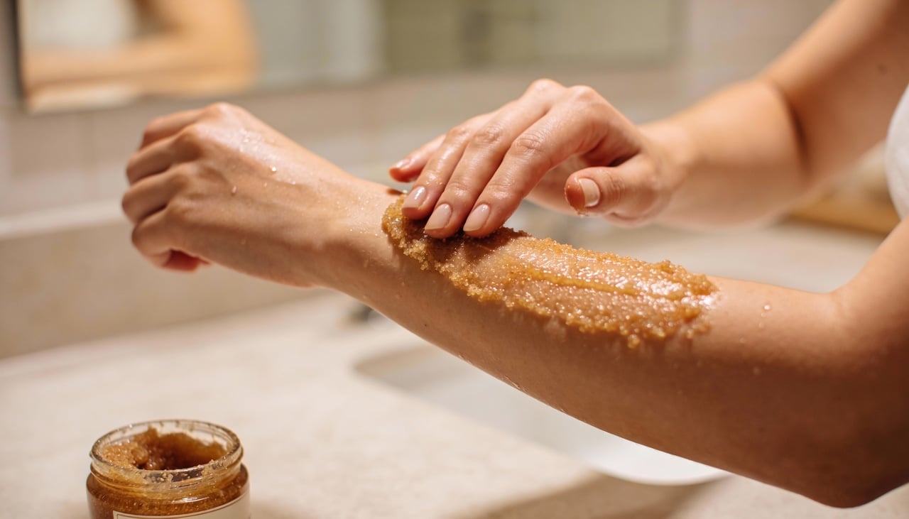 O esfoliante de açúcar e mel atua de forma mecânica, em que a remoção das células mortas acontece por atrito