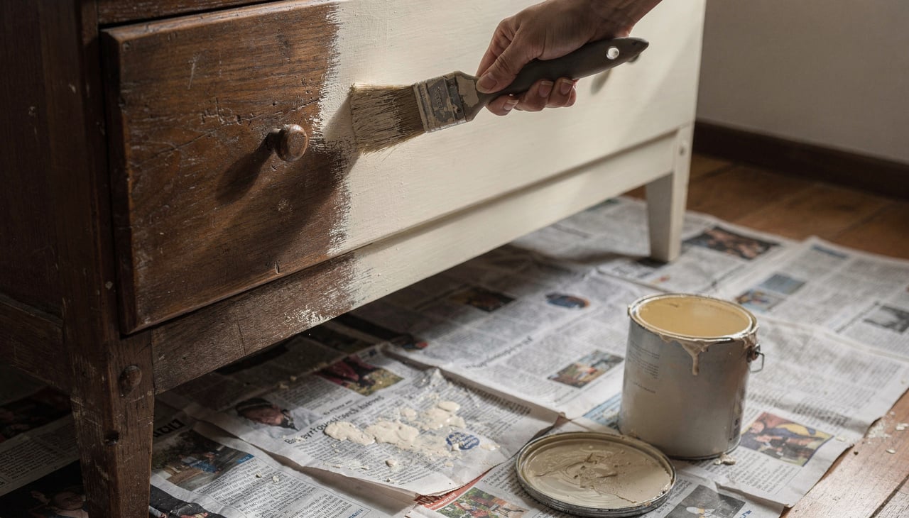 Mesmo que você não precise lixar, o sucesso da reforma depende de uma superfície limpa