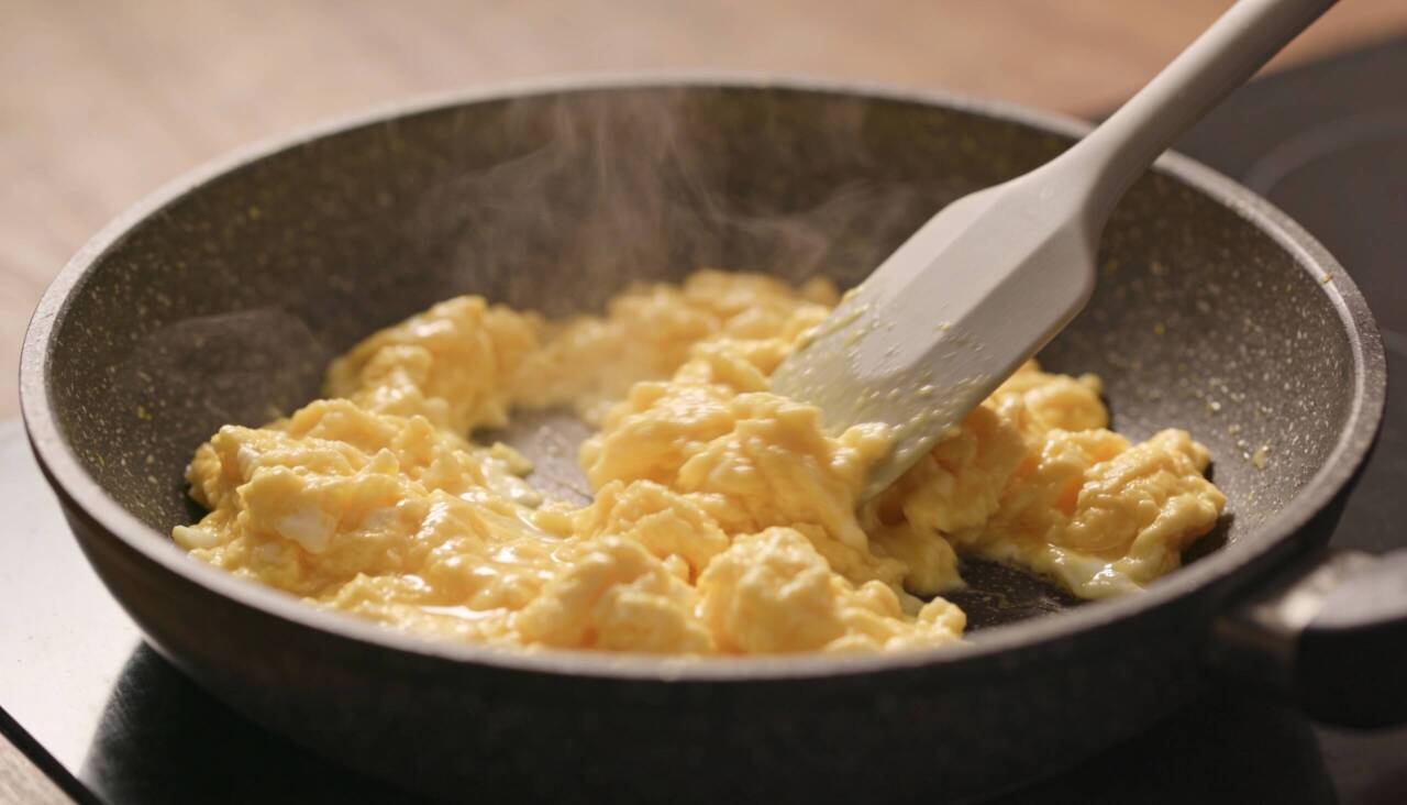 A água comum revela-se o substituto ideal para gorduras no preparo de ovos mexidos