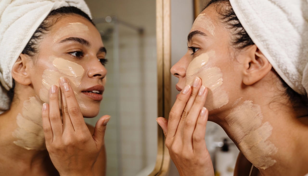 Para montar uma base facial em casa, o primeiro passo é selecionar um hidratante não oleoso adequado ao tipo de pele