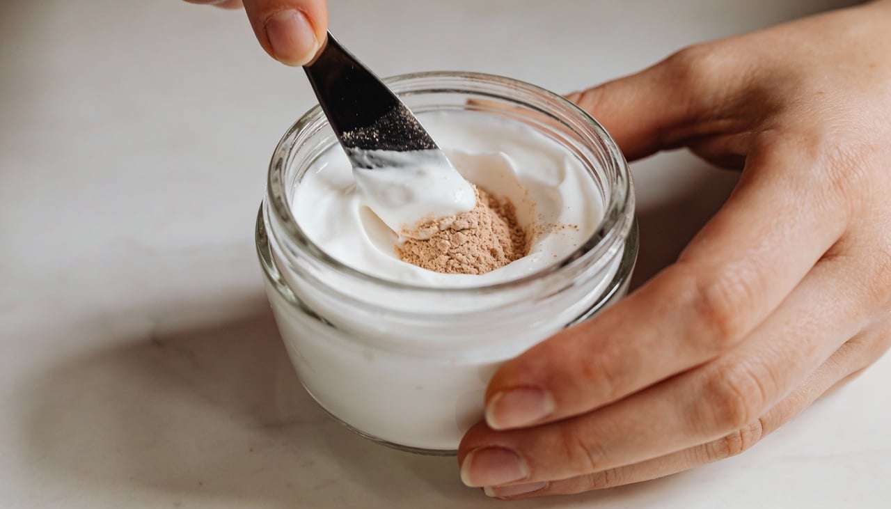 Para montar uma base facial em casa, o primeiro passo é selecionar um hidratante não oleoso adequado ao tipo de pele