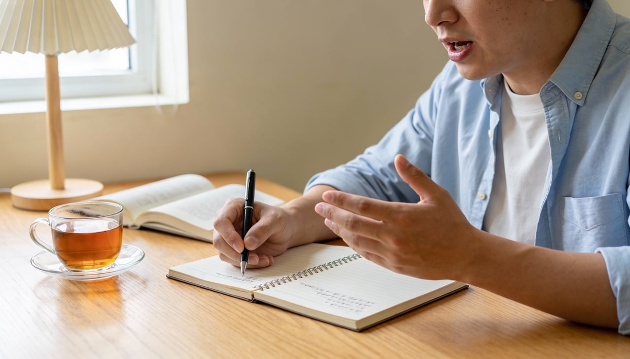 Ao externalizar o que você está pensando, o sistema auditivo é ativado e cria uma segunda via de processamento para a mesma informação