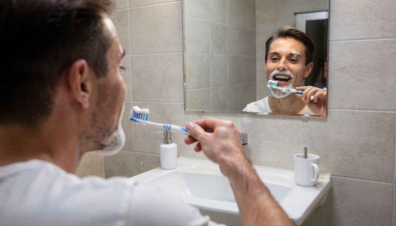 A cor natural dos dentes é influenciada por genética, idade, espessura do esmalte e hábitos diários