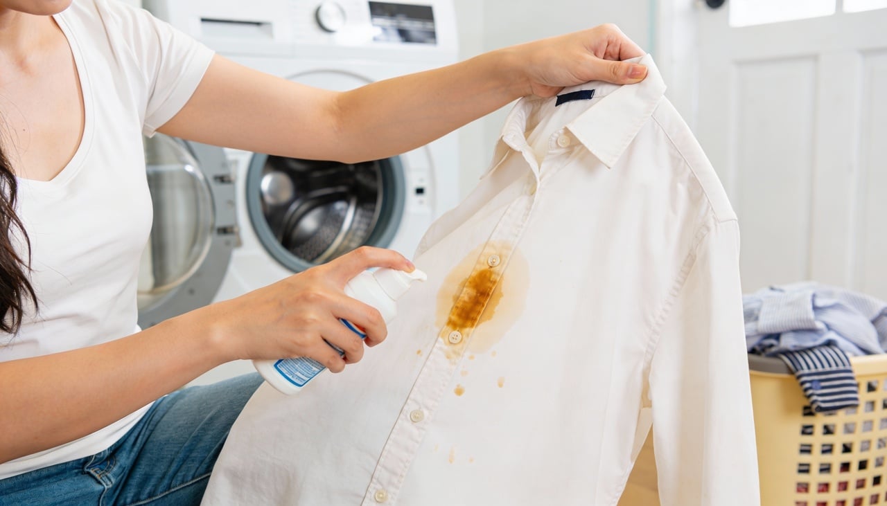 Em roupas de uso cotidiano, especialmente as de algodão, poliéster ou misturas sintéticas