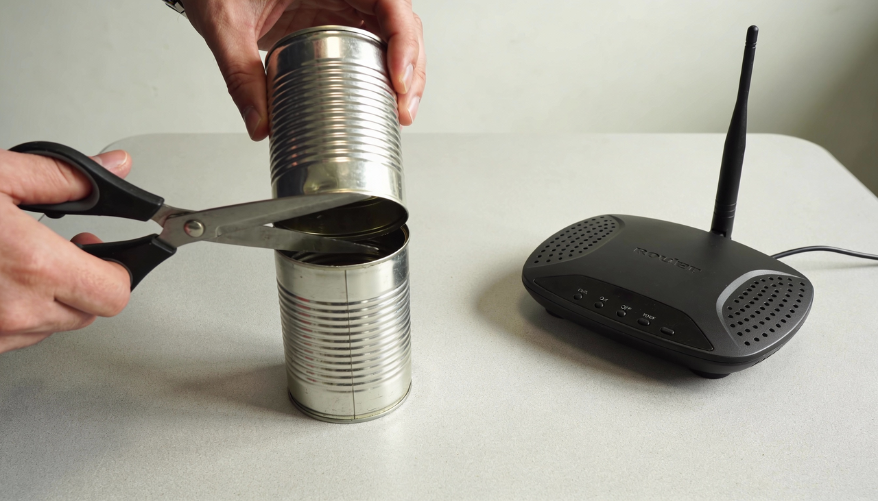 Para que o truque funcione, você precisa manipular o metal com cuidado para criar uma espécie de antena parabólica caseira