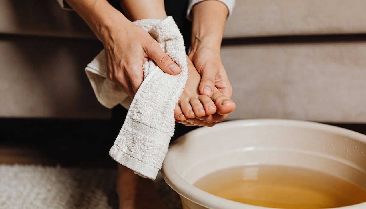 Montar um spa de pés em casa envolve três fases básicas: limpeza e relaxamento, esfoliação e hidratação