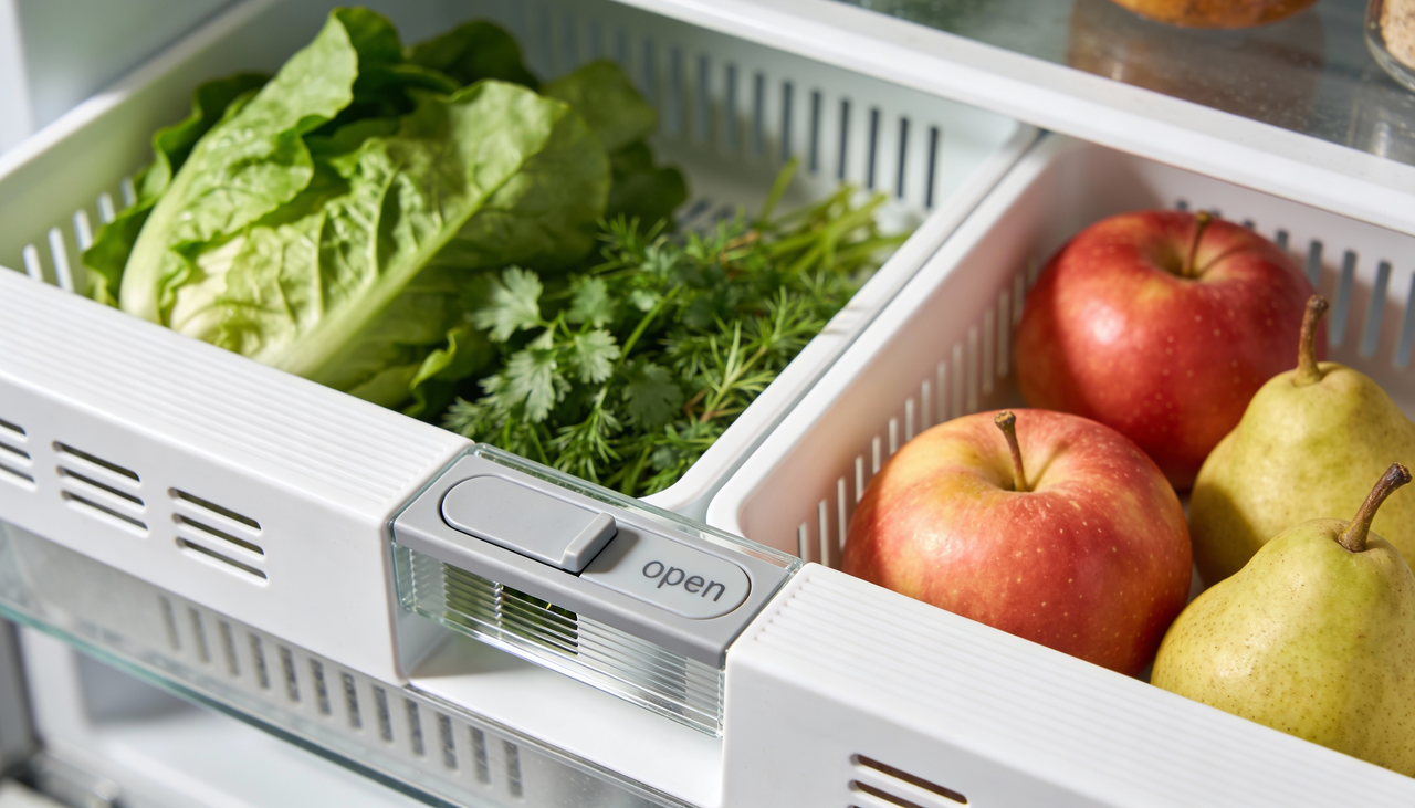 A gaveta de legumes é um compartimento fechado, geralmente localizado na parte inferior da geladeira, que conta com um controle de ventilação