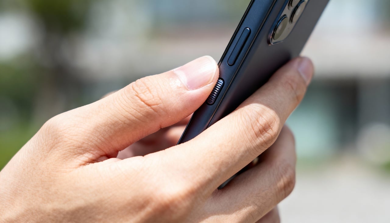 Ao utilizar o botão físico, você ganha liberdade para esticar o braço ou posicionar o celular em ângulos mais criativos sem se preocupar em alcançar a tela