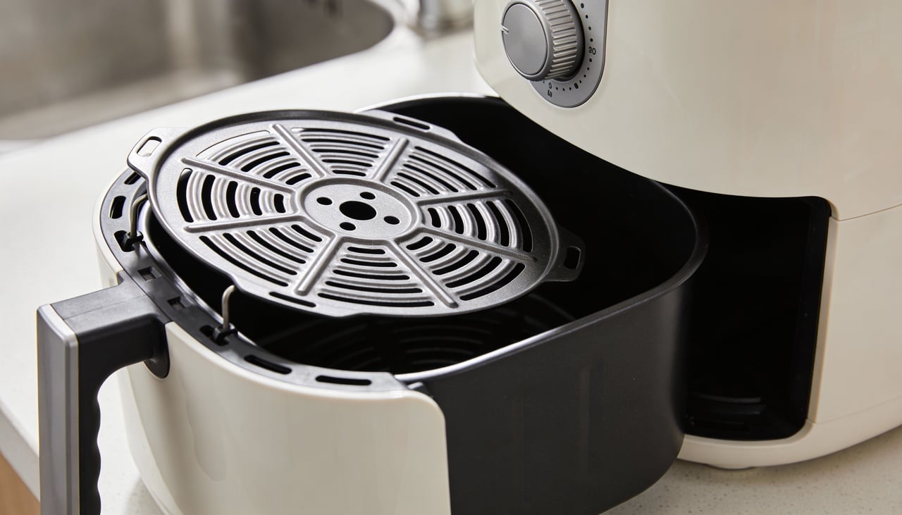 Para aproveitar bem a grelha da air fryer, alguns cuidados simples fazem diferença e ajudam a manter os alimentos mais secos e crocantes