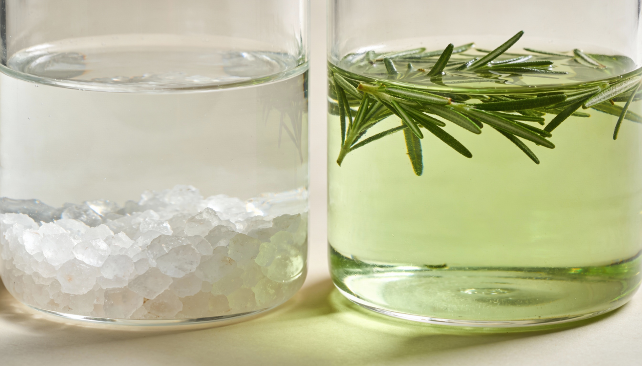 O sal grosso é um elemento extremamente potente, conhecido por sua capacidade de desintegrar energias